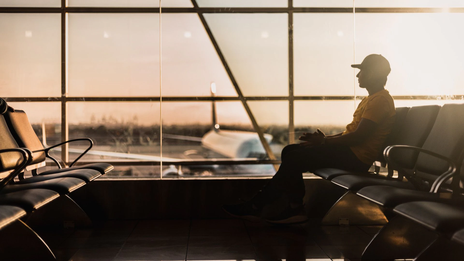 Un uomo aspetta il suo volo all’aeroporto.